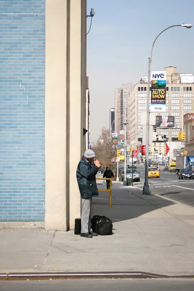 Uomo con sigaretta a Manhattan — Foto Stock