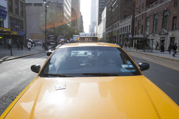 Taxi amarillo en Manhattan — Foto de Stock