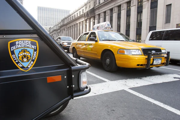 黄色のタクシーやマンハッタンのニューヨーク市警車両 — ストック写真
