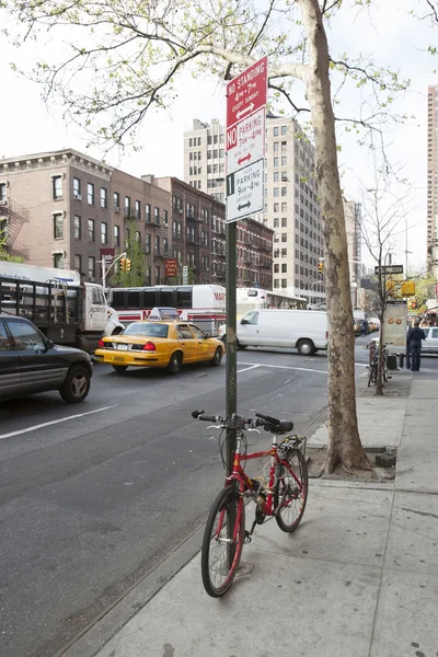 Bicicleta atada al poste en Nueva York — Foto de Stock