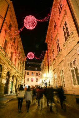 İnsanlar advent zaman şehir merkezinde