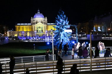 Şehir merkezinde buz pateni pisti