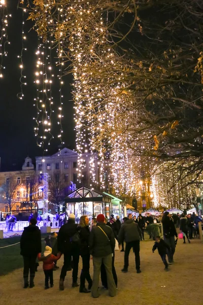 Освещённый Загреб в праздничный сезон — стоковое фото