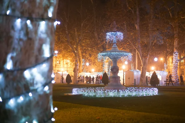 Fontana illuminata nel parco Zrinjevac — Foto Stock