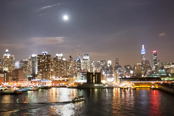 Узбережжя Манхеттена вночі — стокове фото