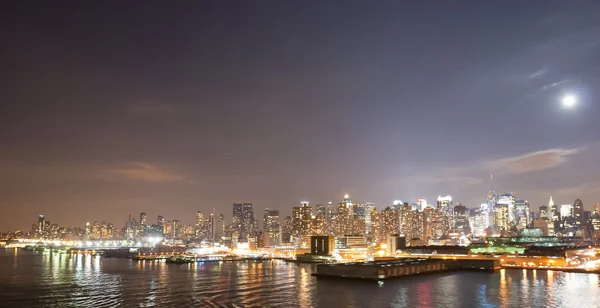 Stadslichten van Midtown Manhattan bij nacht — Stockfoto