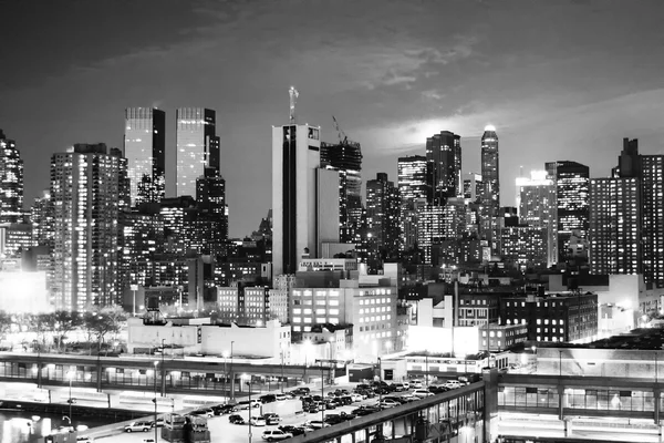 Midtown Manhattan'ın günbatımı bw — Stok fotoğraf