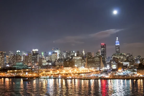 Узбережжя Manhattan Midtown освітлені вночі — стокове фото