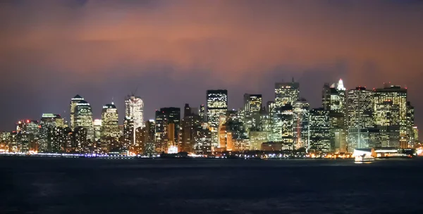 Панорама фінансового району вночі — стокове фото