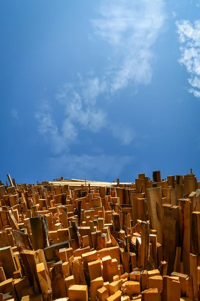 Vista ad angolo basso di tavole di legno impilate — Foto Stock