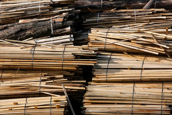 Holzbohlen stapeln sich — Stockfoto