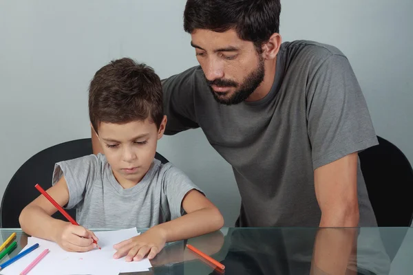 Joven padre e hijo dibujando con lápices de colores en la vida —  Fotos de Stock