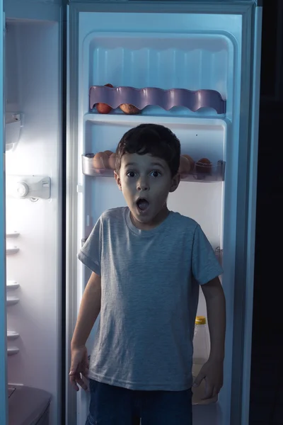 Niño sorprendido por la noche para colarse en un refrigerador —  Fotos de Stock