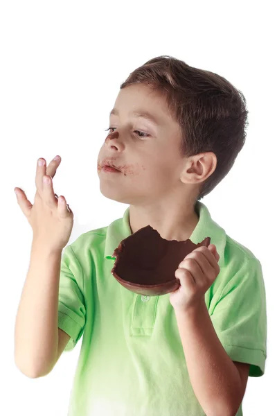 Piccolo ragazzo mangiare cioccolato uovo di Pasqua su sfondo bianco — Foto Stock