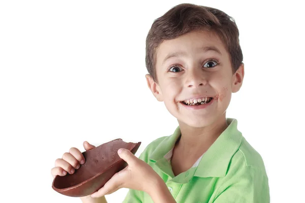 Lille pojken äta choklad påskägg på vit bakgrund — Stockfoto