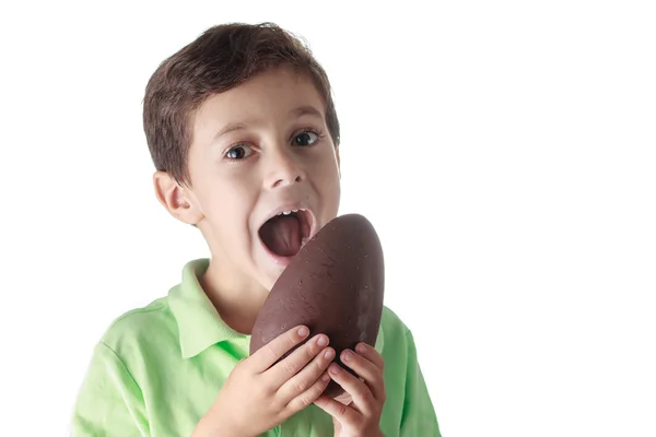 Küçük çocuk beyaz zemin üzerine çikolata Paskalya yortusu yumurta yeme — Stok fotoğraf