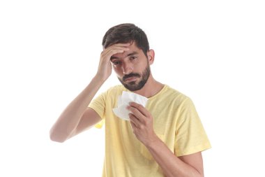 Whit üzerinde izole bir mendil ile hapşırma bir adam portresi