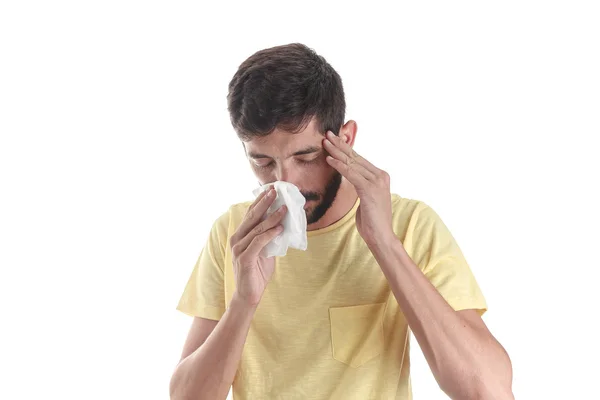 Retrato de un hombre estornudando con un pañuelo, aislado en el blanco — Foto de Stock