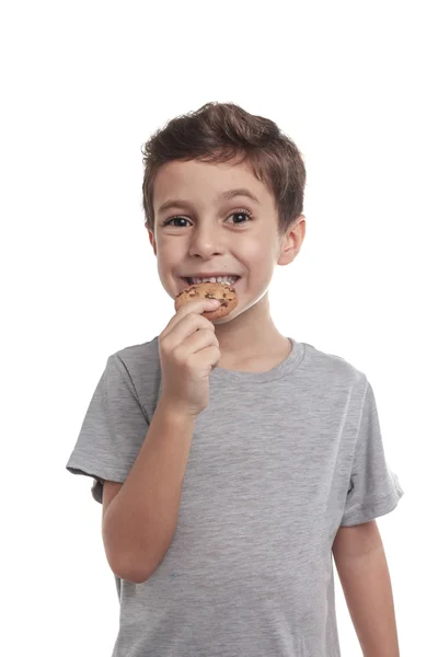 Menino comendo biscoito de chocolate — Fotografia de Stock
