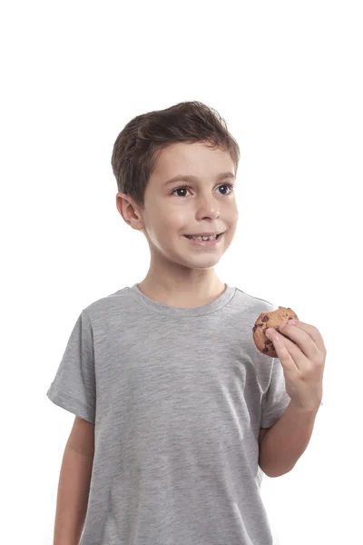 Lille pojken äta choklad chip cookie — Stockfoto