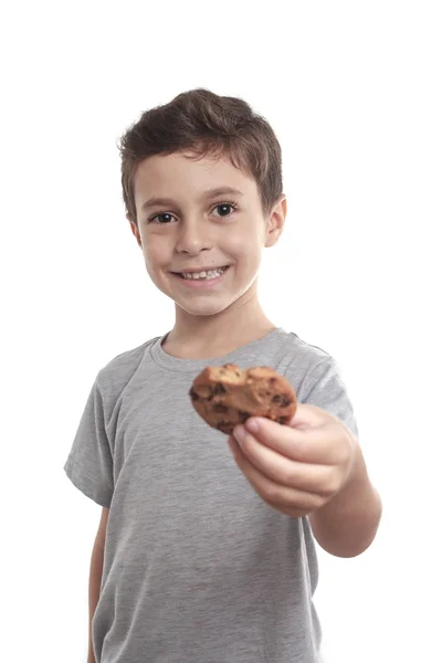 Pequeño niño comiendo galletas de chocolate —  Fotos de Stock