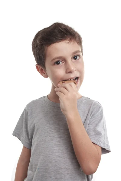 Lille pojken äta choklad chip cookie — Stockfoto