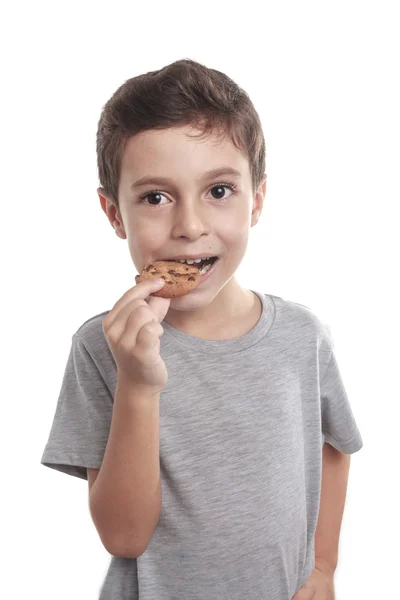 Pequeño niño comiendo galletas de chocolate —  Fotos de Stock