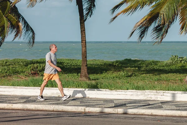 Stary człowiek idzie w pobliżu plaży — Zdjęcie stockowe