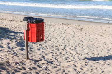 Çöp kutusu beach güneşli günde. Konsept fotoğraf temiz Beach
