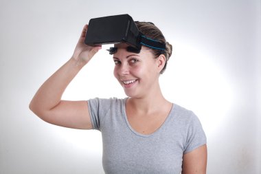 Sanal gerçeklik kulaklığı kullanan kadın.