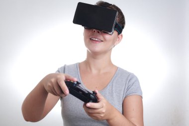 Sanal gerçeklik kulaklığı kullanan kadın.