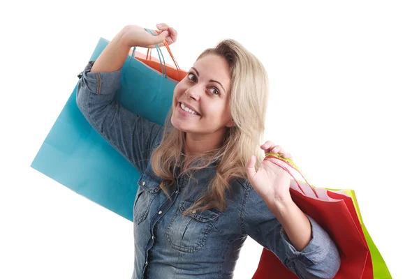 Alışveriş torbalarıyla gülümseyen genç kadının portresi. — Stok fotoğraf