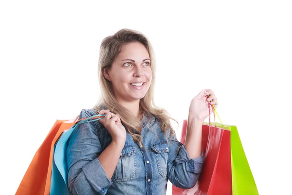Ritratto di giovane donna felice sorridente con borse della spesa — Foto Stock
