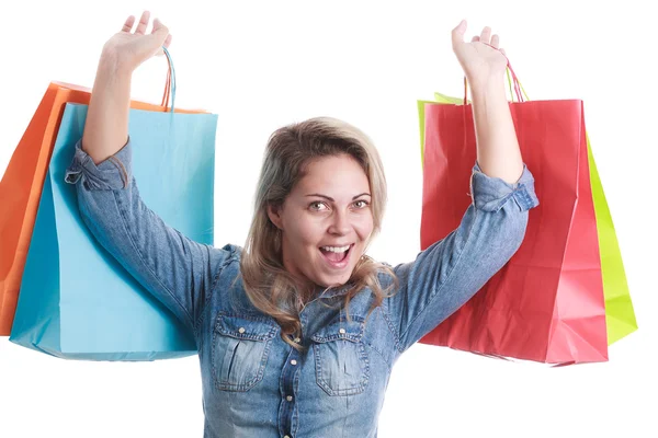 Retrato de jovem feliz sorrindo mulher com sacos de compras — Fotografia de Stock
