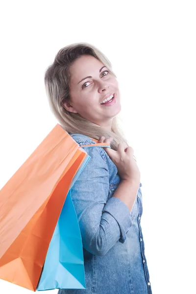 Retrato de jovem feliz sorrindo mulher com sacos de compras — Fotografia de Stock