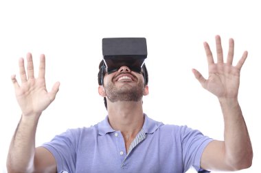 Sanal gerçeklik giyen adam gözlükler. Stüdyo vurdu