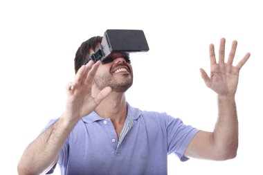 Sanal gerçeklik giyen adam gözlükler. Stüdyo vurdu