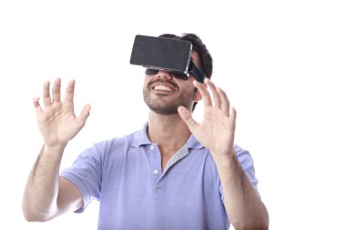 Sanal gerçeklik giyen adam gözlükler. Stüdyo vurdu