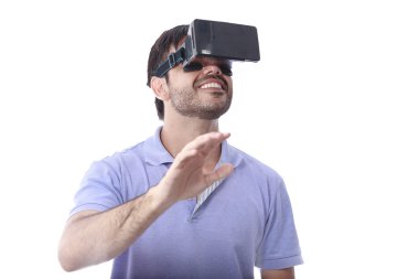 Sanal gerçeklik giyen adam gözlükler. Stüdyo vurdu