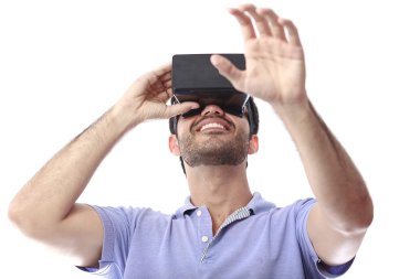 Sanal gerçeklik giyen adam gözlükler. Stüdyo vurdu