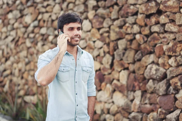 Utomhus porträtt av modern ung man med mobiltelefon i gatan — Stockfoto