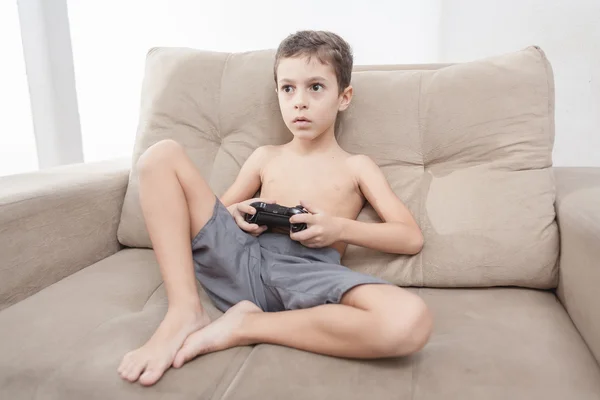 Junge an einem sonnigen Sommertag beim Videospiel zu Hause — Stockfoto