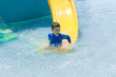 Çocuk Havuzu su parkında eğleniyor