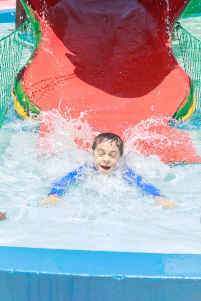 Junge hat Spaß im Pool-Wasserpark — Stockfoto
