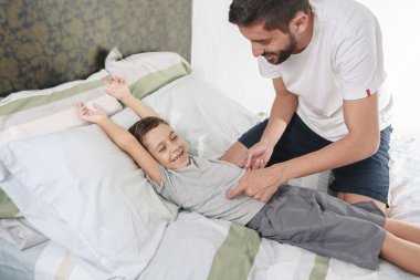Babasının oğlu yatakta gıdıklama