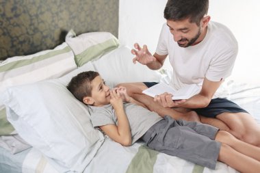 Babası küçük oğluna bir hikaye okuma