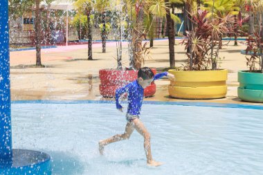 Çocuk Havuzu su parkında eğleniyor