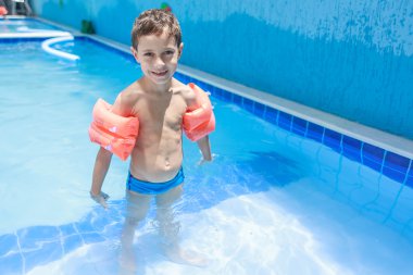 Tatlı küçük çocuk çocuk Mayo ile kol float Havuzu