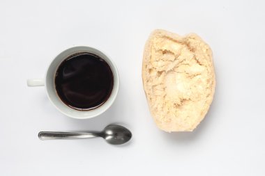 Üst yan görünüm siyah kahve ve tereyağı ekmek