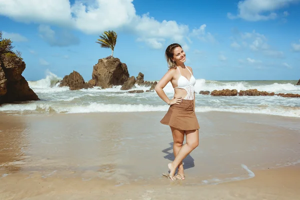 Wanita di Pantai Tambaba di Brazil, dikenal karena mengizinkan praktik nudisme / naturisme — Stok Foto
